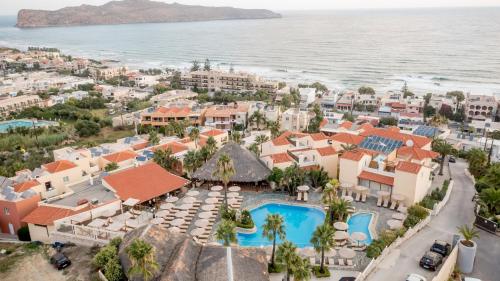 een luchtzicht op het resort en de oceaan bij Eurohotel Theo Hotel in Agia Marina Nea Kydonias