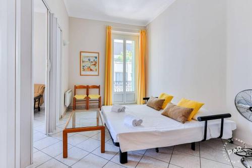 un salon avec un canapé et une table dans l'établissement Mimosa 1, à Cannes