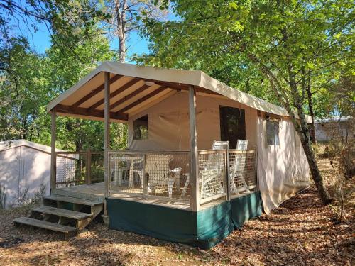 Afbeelding uit fotogalerij van Camping des Bastides in Salles