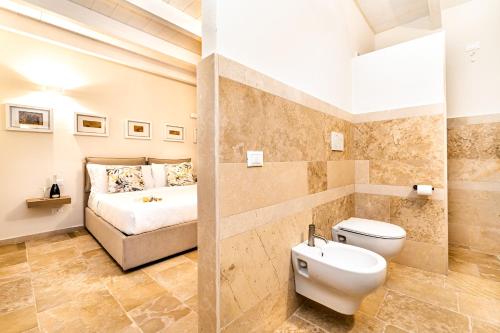 La salle de bains est pourvue d'un lit et de toilettes. dans l'établissement Villa Brigida Resort, à Santeramo in Colle