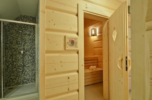 a wooden cabin with a shower and a walk in closet at Spiski Dworek in Jurgów