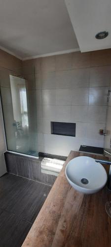 La salle de bains est pourvue d'un lavabo et d'une baignoire. dans l'établissement Esmeralda casa de Mar, à Camet Norte