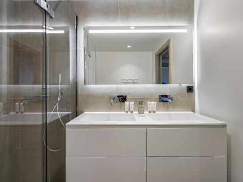 uma casa de banho com um lavatório branco e um chuveiro em Appartement Méribel, 4 pièces, 6 personnes - FR-1-565-23 em Les Allues