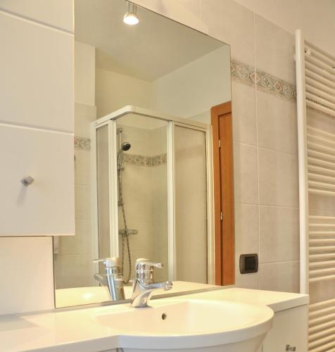 a bathroom with a sink and a mirror at Appartamenti Brunnlein in Livigno