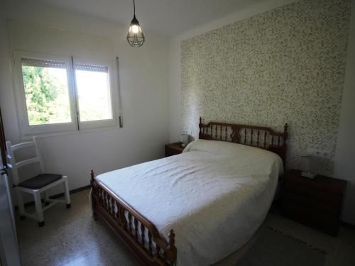 ein Schlafzimmer mit einem großen Bett und einem Fenster in der Unterkunft Apartamento Llançà, 2 dormitorios, 4 personas - ES-228-72 in Llança