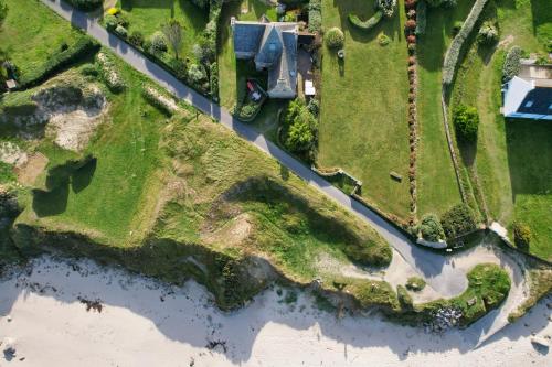 an overhead view of a park with a body of water at Maner an Aod in Plouescat