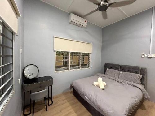 um quarto com um urso de peluche branco sentado numa cama em Blossom seremban spacious comfy em Seremban