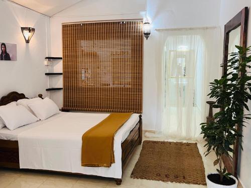 亞蘭博的住宿－Double V Arambol，一间卧室设有一张床和一个大窗户