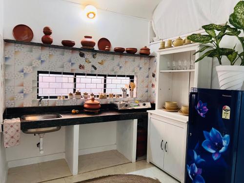 亞蘭博的住宿－Double V Arambol，厨房配有台面和冰箱