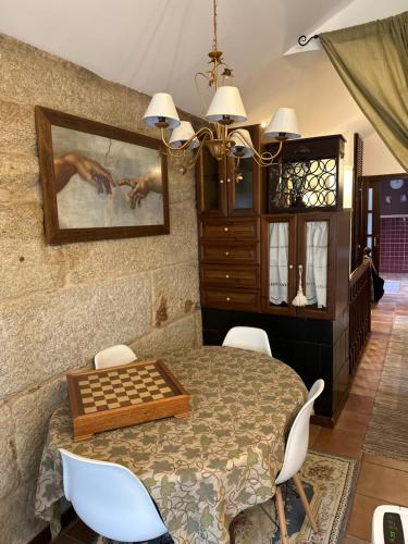 拜奧納的住宿－Casa Celsa cerca del mar，一间带桌子和棋盘的用餐室
