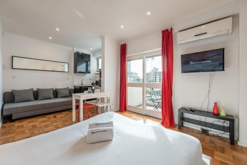 ein Schlafzimmer mit einem Bett und ein Wohnzimmer in der Unterkunft Pratinhas in Porto
