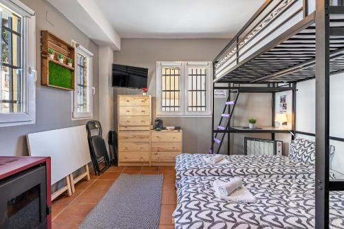 - une chambre avec un lit et des lits superposés dans l'établissement Estudio bsg Sierra Nevada, à Sierra Nevada