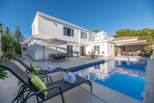 Newly Renovated 4 BDRM Villa w Pool in Top Location