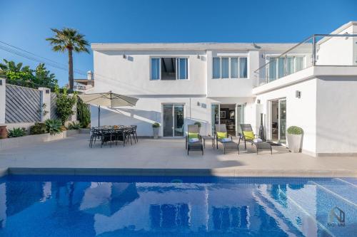 Newly Renovated 4 BDRM Villa w Pool in Top Location