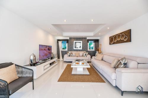 Newly Renovated 4 BDRM Villa w Pool in Top Location