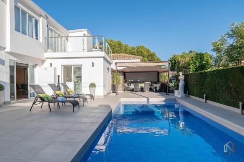 Newly Renovated 4 BDRM Villa w Pool in Top Location