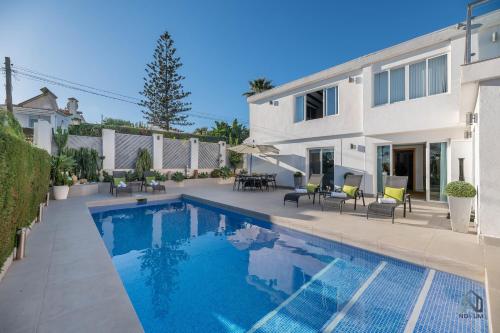 Newly Renovated 4 BDRM Villa w Pool in Top Location