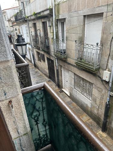 - un balcon offrant une vue sur un bâtiment dans l'établissement Casa Celsa cerca del mar, à Baiona