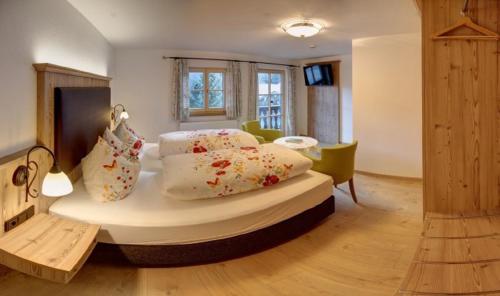 um quarto com uma cama com almofadas em Einsiedlhof em Inzell