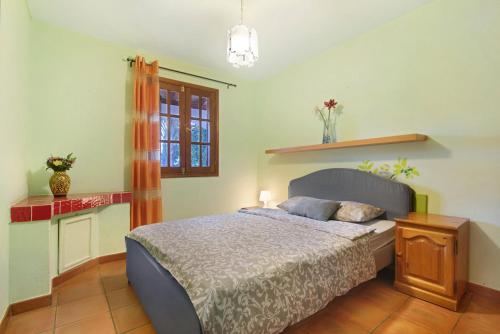 1 dormitorio con cama, mesa y ventana en Finca Palmeras en Ingenio