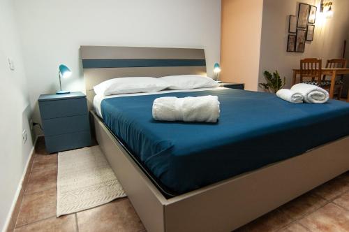 - une chambre avec un grand lit et 2 serviettes dans l'établissement Casa "La Piuma di Brigida" - Porto Antico, Centro Storico, Università, à Gênes