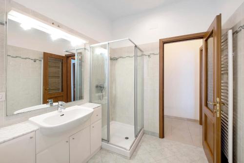 y baño blanco con lavabo y ducha. en Il Porto, en Celle Ligure
