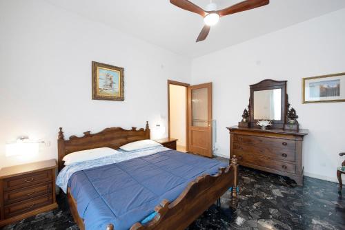 1 dormitorio con 1 cama y ventilador de techo en Il Porto, en Celle Ligure