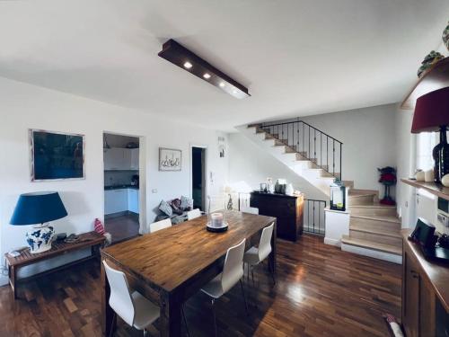a living room with a wooden table and chairs at Casa Luca 1C in Sasso
