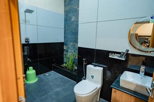 a bathroom with a toilet and a sink at Cleveland Resorts Kanthalloor in Kanthalloor