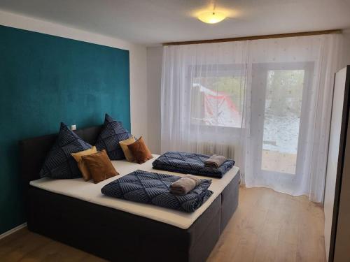 Duas camas com almofadas num quarto em Schönes Ruhiges Appartement em Crailsheim