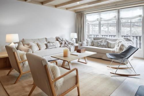 a living room with a couch and a table and chairs at Casa Val de Ruda Luxe 71 by FeelFree Rentals in Naut Aran