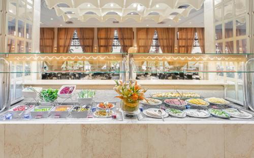 Makanan di atau berdekatan hotel