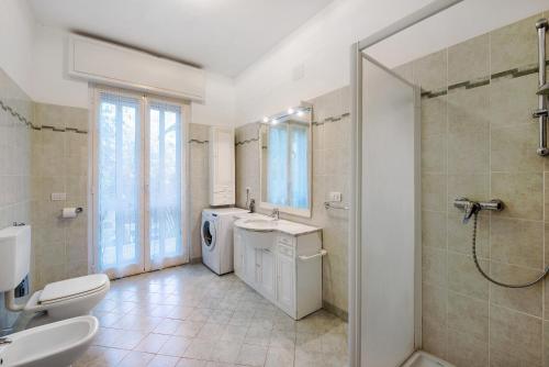 ein Bad mit einem WC, einem Waschbecken und einer Dusche in der Unterkunft Tramontana in Celle Ligure
