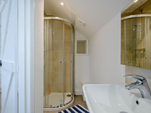 Ett badrum på 2 Bed in Long Melford 81320