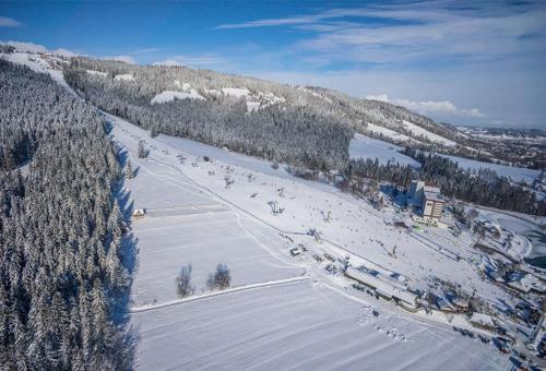 ザコパネにあるVisitZakopane - Apres SKI Apartmentの雪上スキー場の空中ビュー