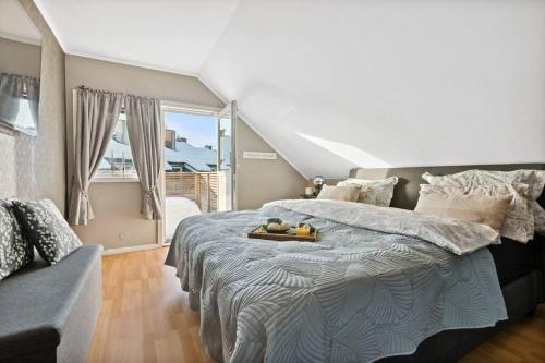 1 dormitorio con 1 cama grande y 1 sofá en Hele Huset - Nært Oslo Lufthavn en Nannestad