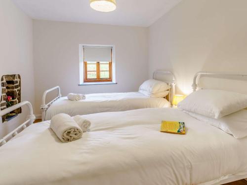 2 camas en una habitación blanca con ventana en 2 bed in Nantyglo 82706 en Nantyglo