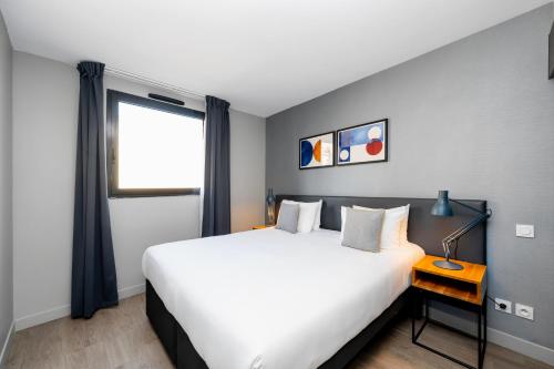 Кровать или кровати в номере Staycity Aparthotels Marseille Centre Vieux Port