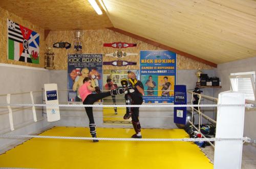 a group of people in a boxing ring at Maner an Aod in Plouescat