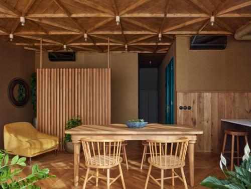 een eetkamer met een houten tafel en stoelen bij The Emerald in Praag