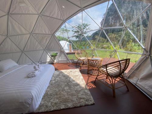 Postel nebo postele na pokoji v ubytování Cosy Garden Khao Sok