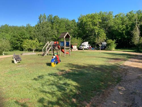 un parc avec une aire de jeux et une structure de jeux dans l'établissement Camping Fargogne, à Puygaillard-de-Quercy