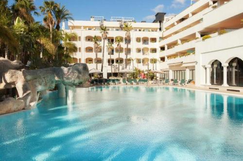 Hồ bơi trong/gần Apartamento Atico Duplex HOTEL Guadalpin Marbella