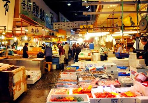a group of people standing in a market with food at Craft302 浅草 スカイツリー近く 貸切最大5人 東京観光に最適 無料WiFi in Tokyo