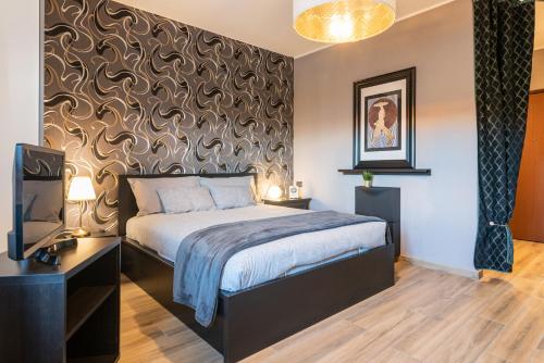 1 dormitorio con cama y pared en Villaggio Junior - bambnb, en Stupinigi
