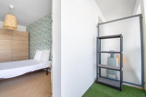 Posteľ alebo postele v izbe v ubytovaní Cosy T2 de 50 m² Centre-Ville avec Garage & Balcon