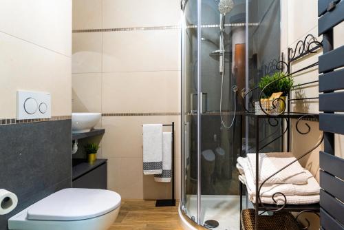 La salle de bains est pourvue d'une douche, de toilettes et d'un lavabo. dans l'établissement Villaggio Junior - bambnb, à Stupinigi