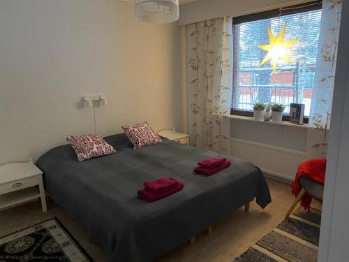 MeltosjärviにあるRow house in Meltosjärviのベッドルーム1室(赤い枕が付いた大型ベッド1台付)