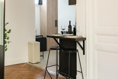 une petite cuisine avec une table et des verres à vin dans l'établissement Hypercentre - Palais - Croisette - Plage - BF, à Cannes