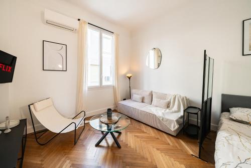 un salon avec un canapé et une table dans l'établissement Hypercentre - Palais - Croisette - Plage - BF, à Cannes